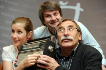 Herci a režisér seriálu Vyprávěj.