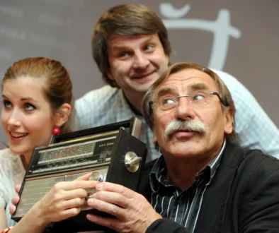 Herci a režisér seriálu Vyprávěj.