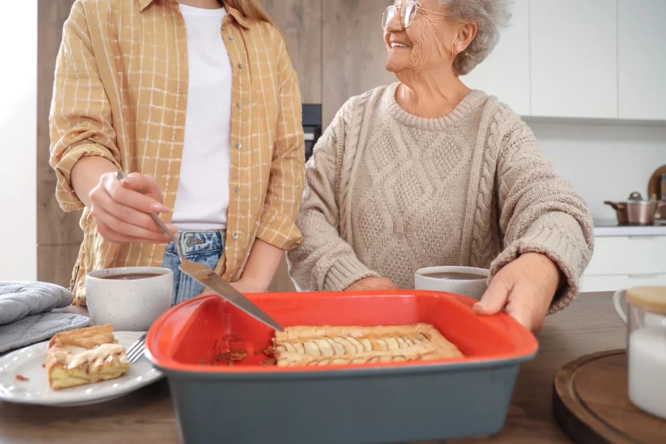 Do svého pořadu si zvala hosty, kteří s ní vařili oblíbené recepty. Zdroj: Shutterstock | TVGURU.cz Starší žena, která peče.