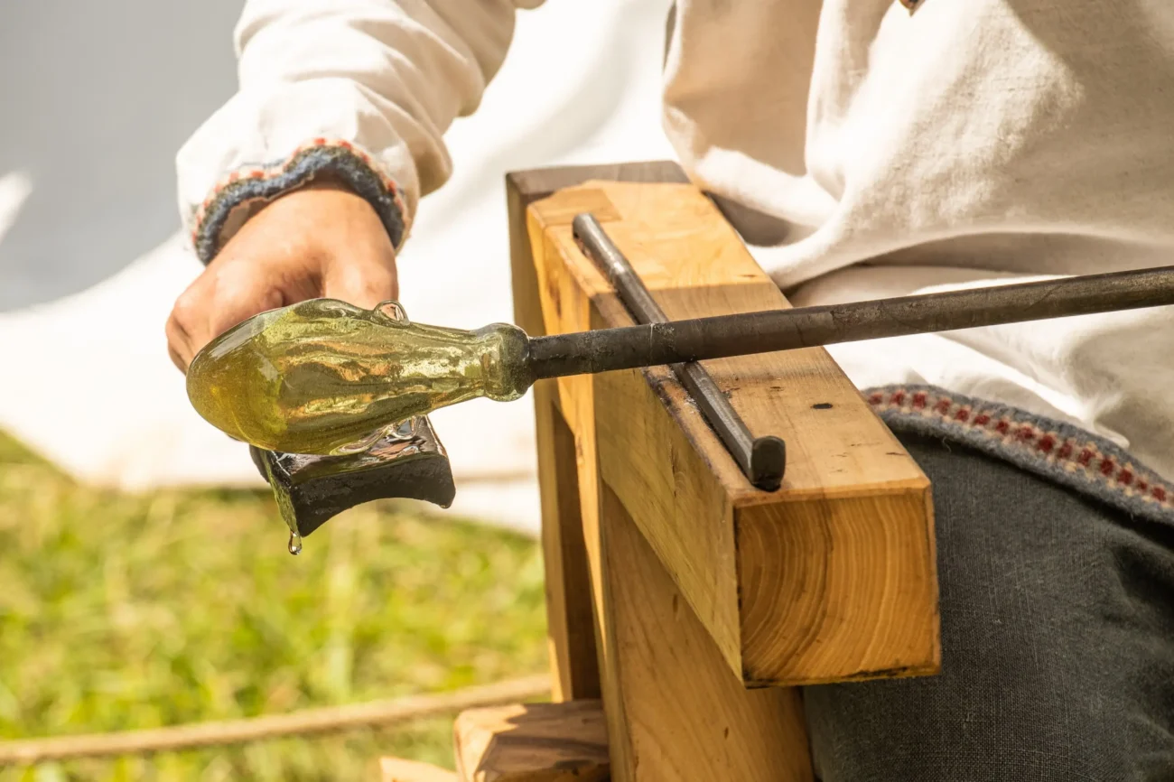 Dodnes tradiční firma pracuje bez strojů. Pouze za pomoci zkušených sklářů. Zdroj: Shutterstock | TVGURU.cz Ruce zpracovávající sklo.