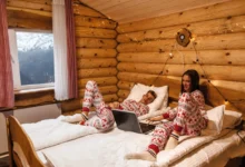Lidé jsou oblečení do vánočních pyžam a v posteli se dívají na film.