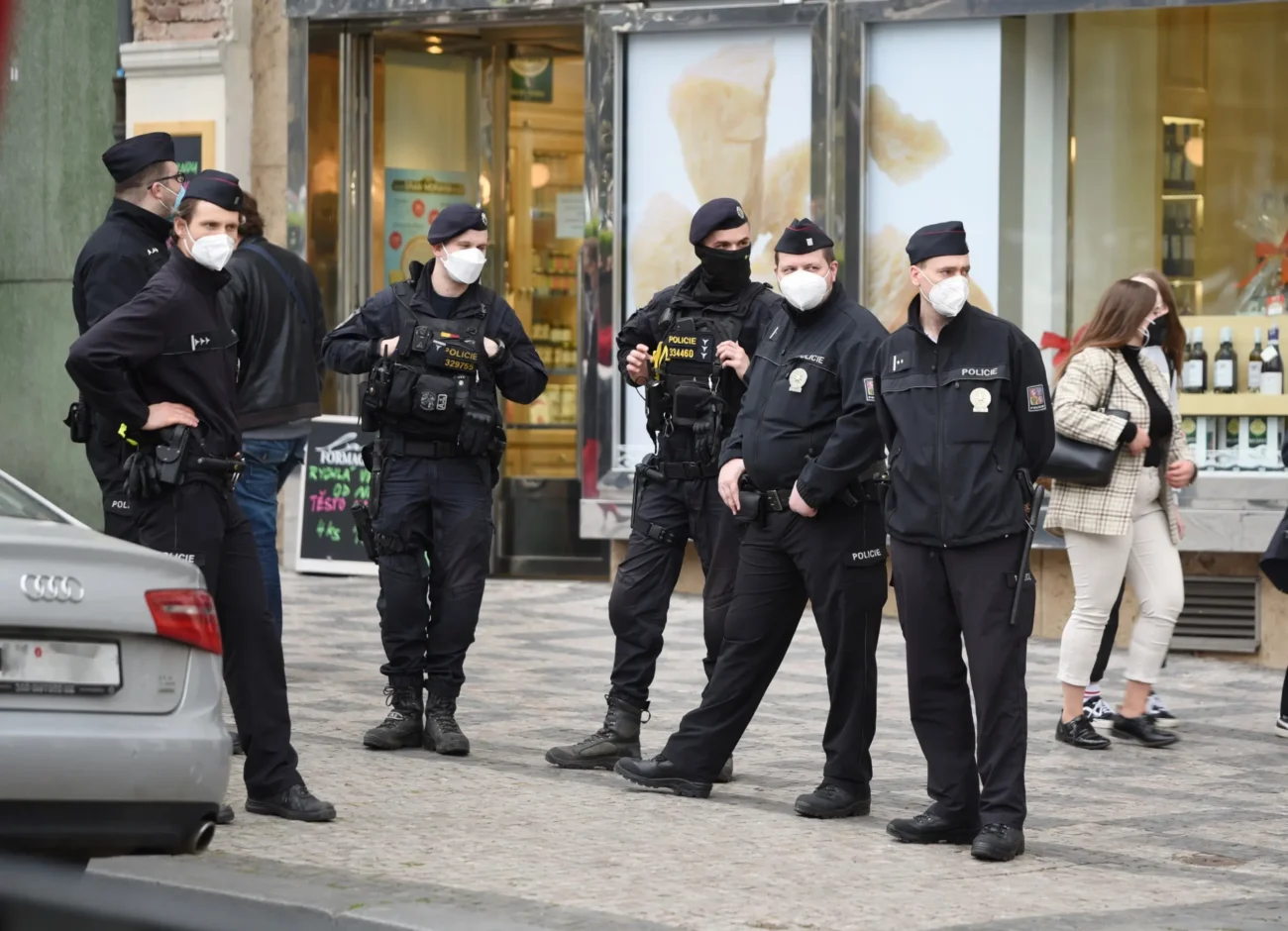 Policie stojí u auta