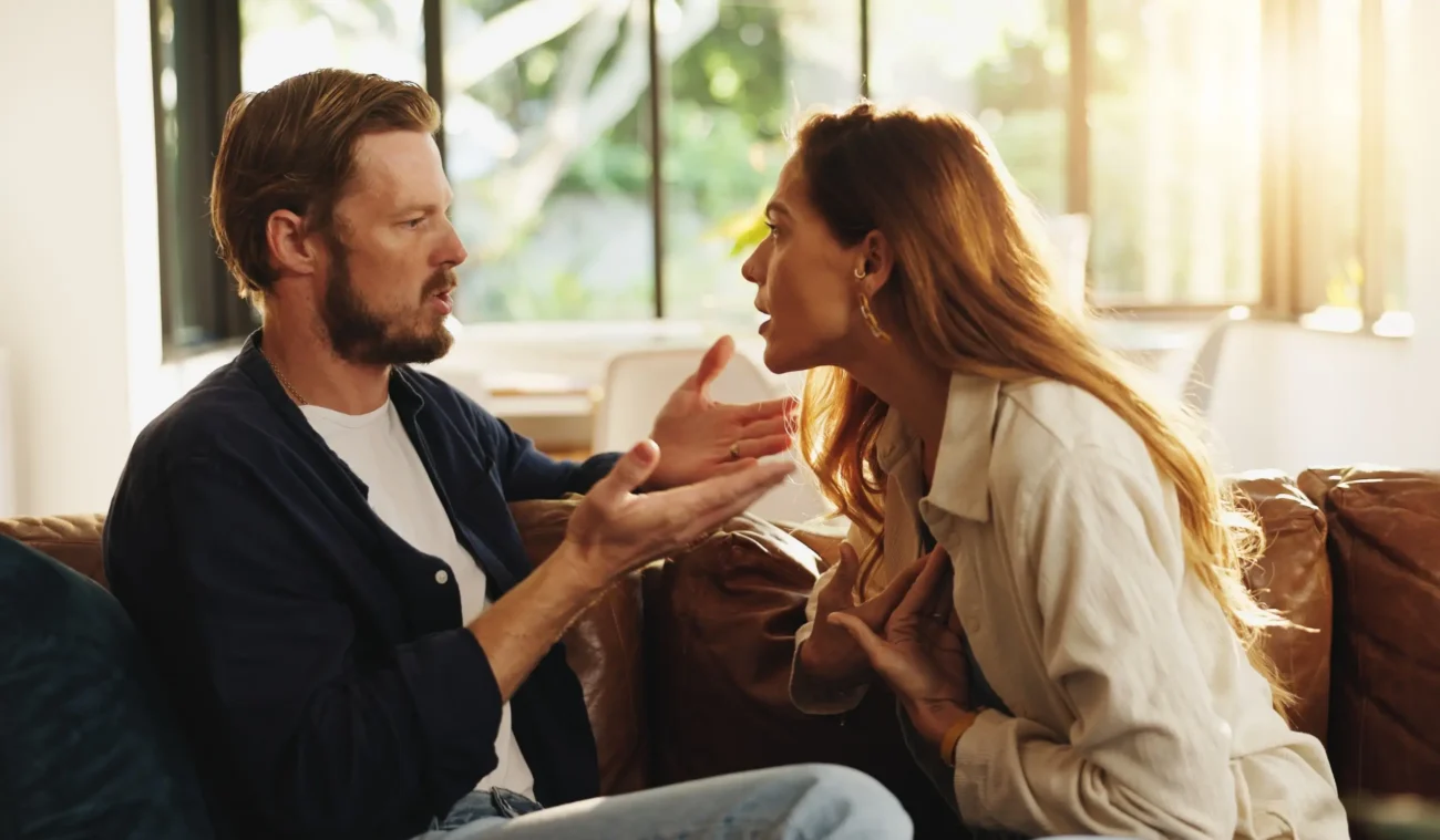 Mladý pár v hádce. 