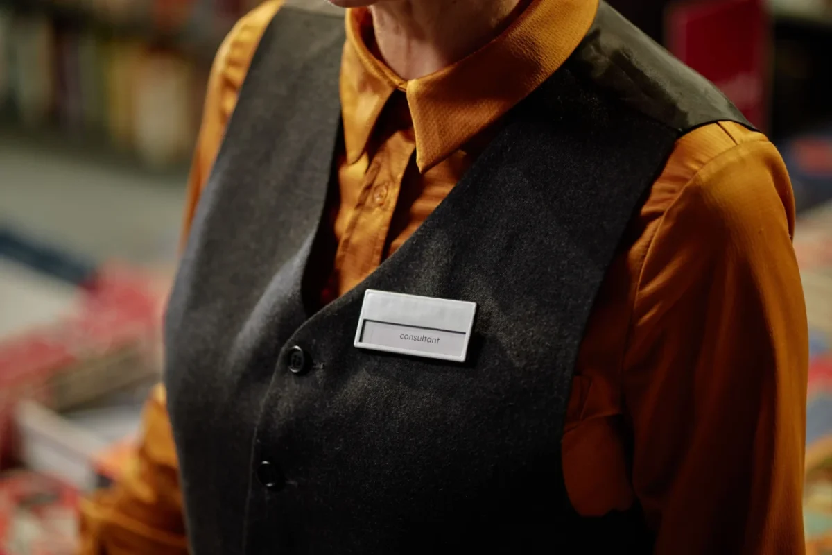 jmenovka na hrudníku