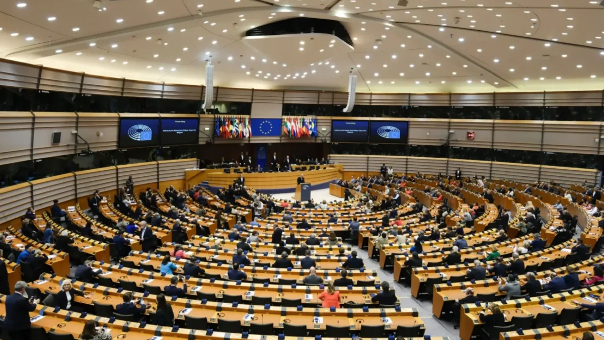 vnitřní pohled do evropského parlamentu v Bruselu