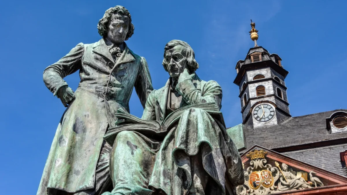 Socha bratří Grimmů.