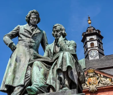 Socha bratří Grimmů.