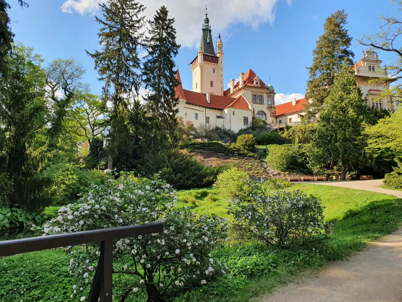 Tento zámek proslavilo mnoho pohádek. Zdroj: Shutterstock | TVGURU.cz Jeden z českých zámků a zahrada.