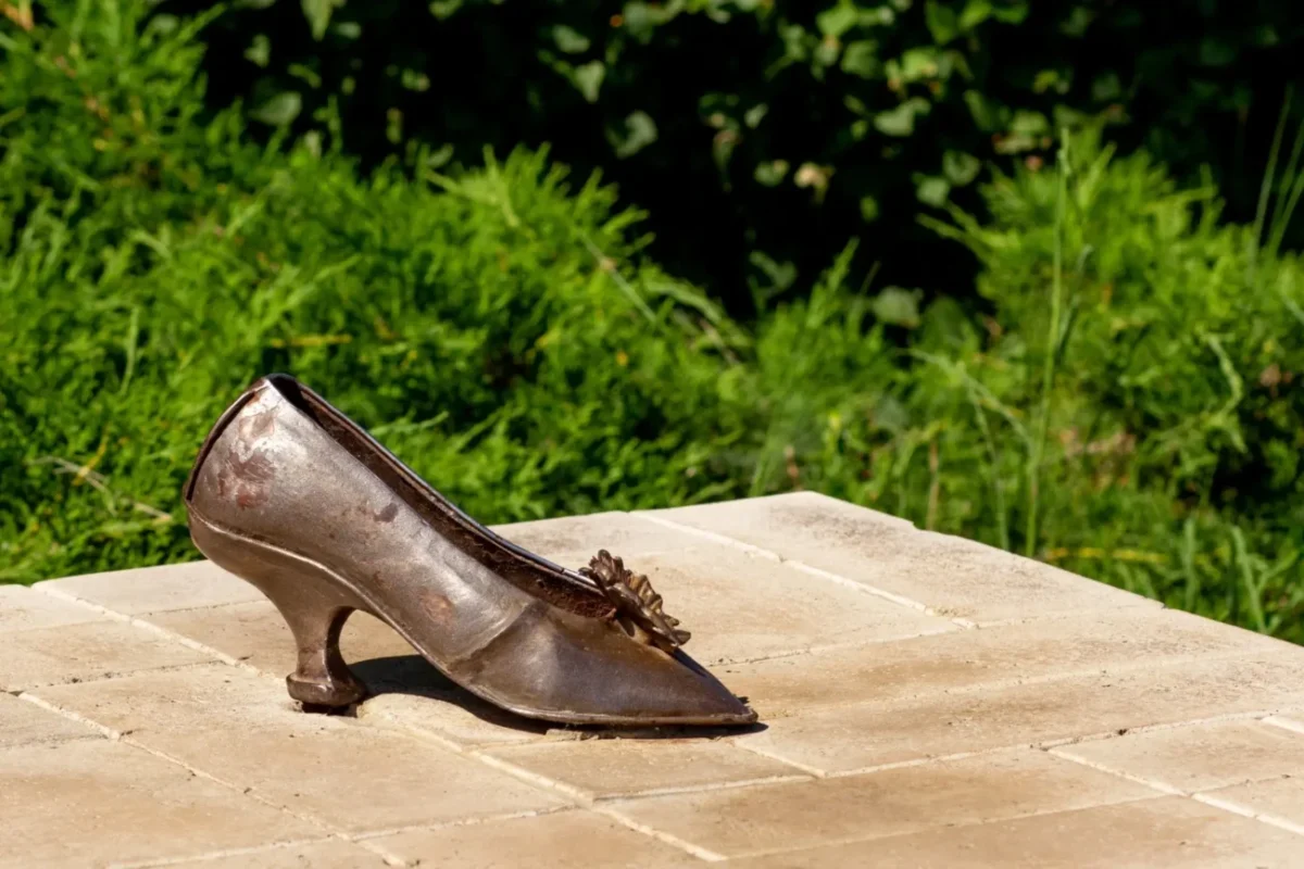 železná socha střevíčku Popelky