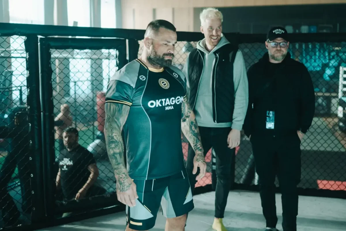 Bojovník_Karlos Vémola s režiséry Vojtěchem Fričem a Tomášem Dianiškou_zdroj Bontonfilm