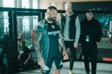 Bojovník_Karlos Vémola s režiséry Vojtěchem Fričem a Tomášem Dianiškou_zdroj Bontonfilm