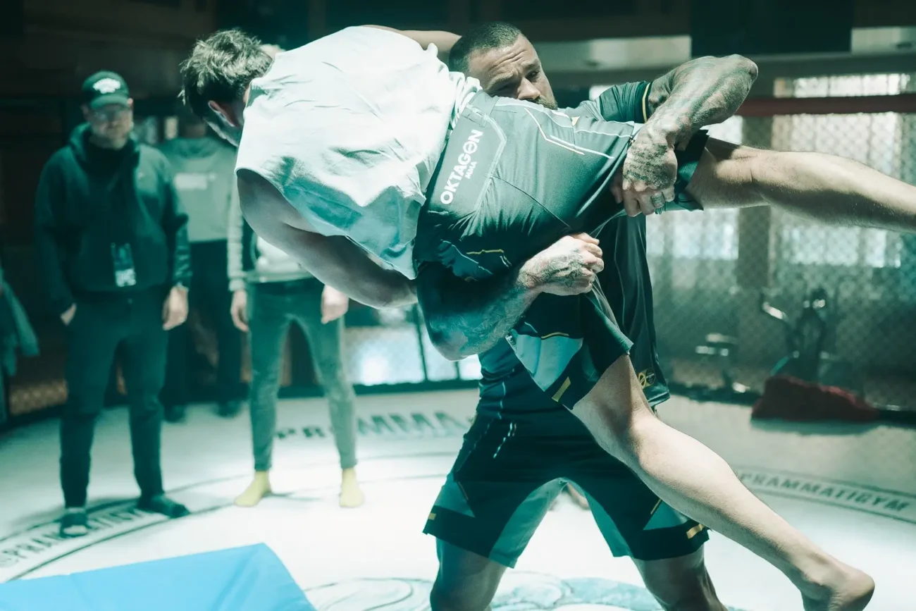 Bojovník_Karlos Vémola učí filmového Hoffa obranu proti takedownu_zdroj Bontonfilm | TVGURU.cz Karlos Vémola učí herce bojovat.