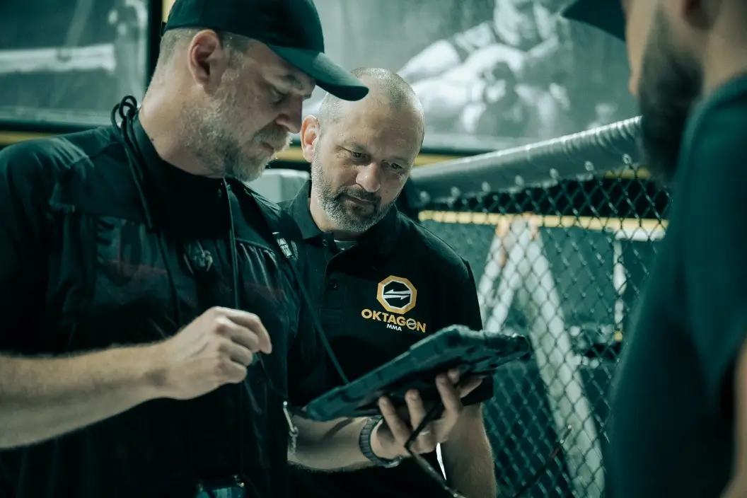 Bojovník_Režisér a producent Vojtěch Frič s profesionálním rozhodčím Pavlem Toušem_zdroj Bontonfilm | TVGURU.cz MMA trenér při natáčení filmu