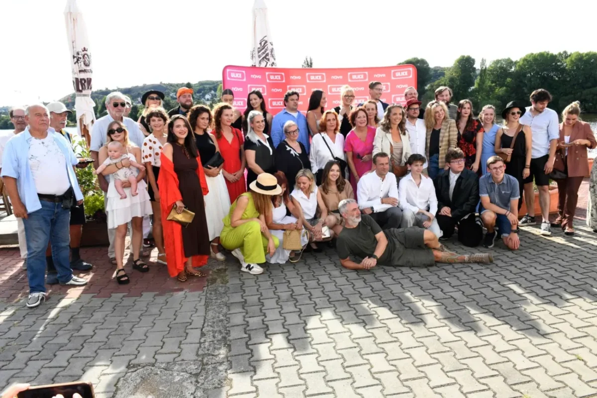 Herci z Ulice stojí vedle sebe