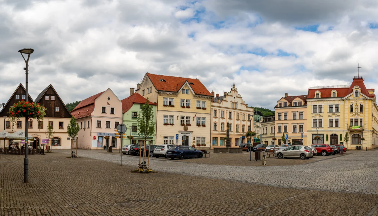 shutterstock_2334712233-2 | TVGURU.cz Náměstí v České Kamenici