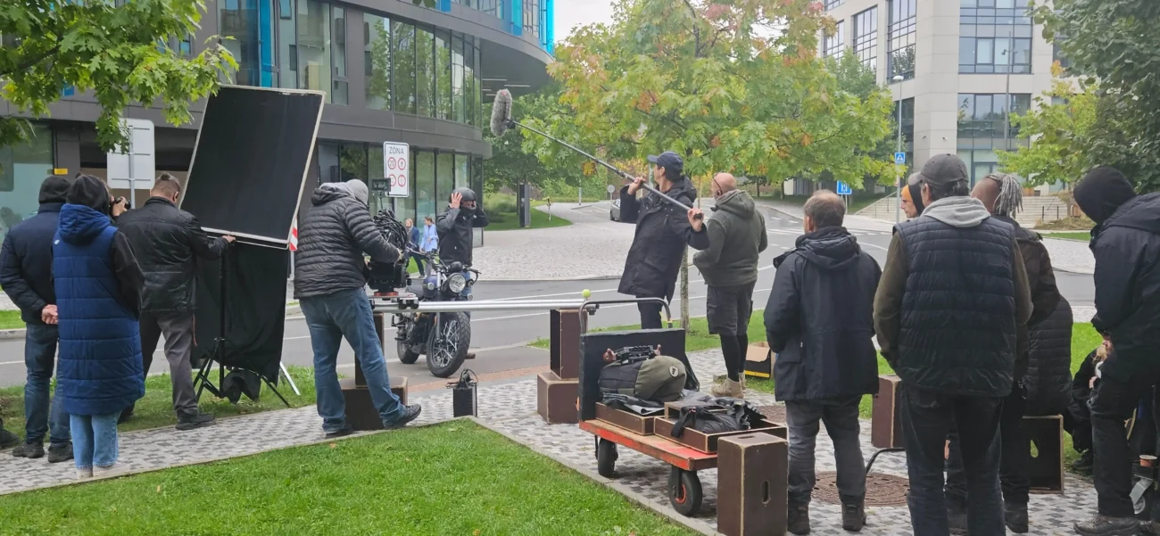 shutterstock_2684468267-min | TVGURU.cz lidé s kamerami natáčí film