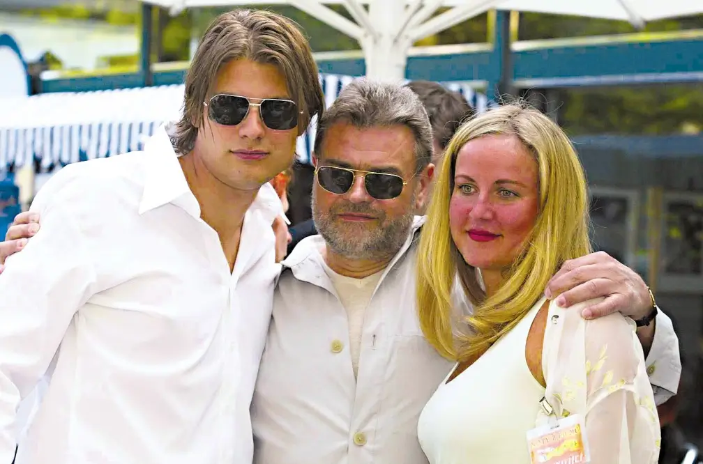 Skladatel Karel Svoboda s rodinou.