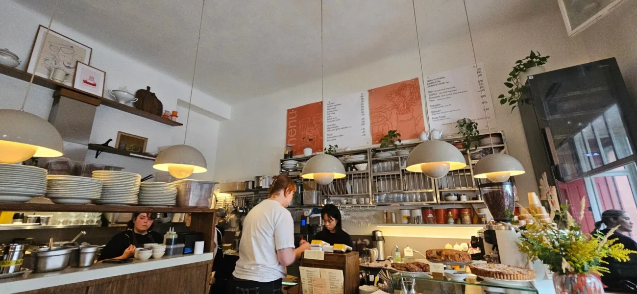 V pořadu Ano, šéfe! se řeší mnoho kontroverzních témat. Zdroj: Shutterstock | TVGURU.cz Jedna z pražských restaurací.