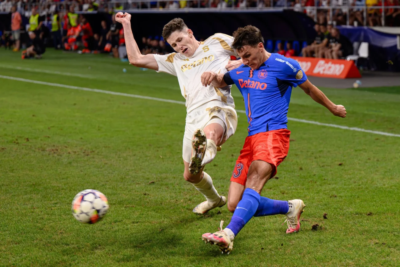 Fotbalisté soupeří o balon.