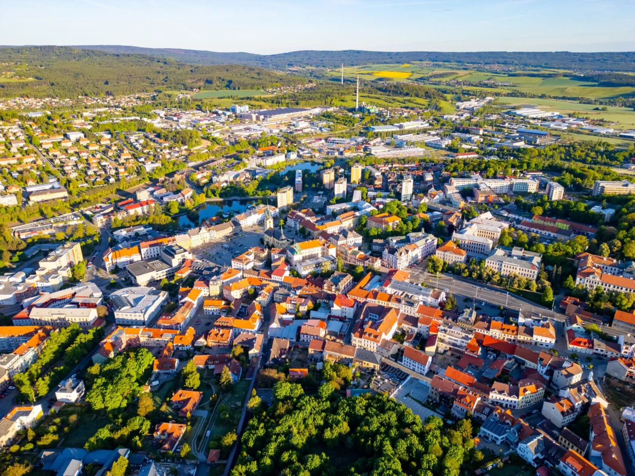 shutterstock_2639620581-2 | TVGURU.cz Pohled z výšky na Příbram