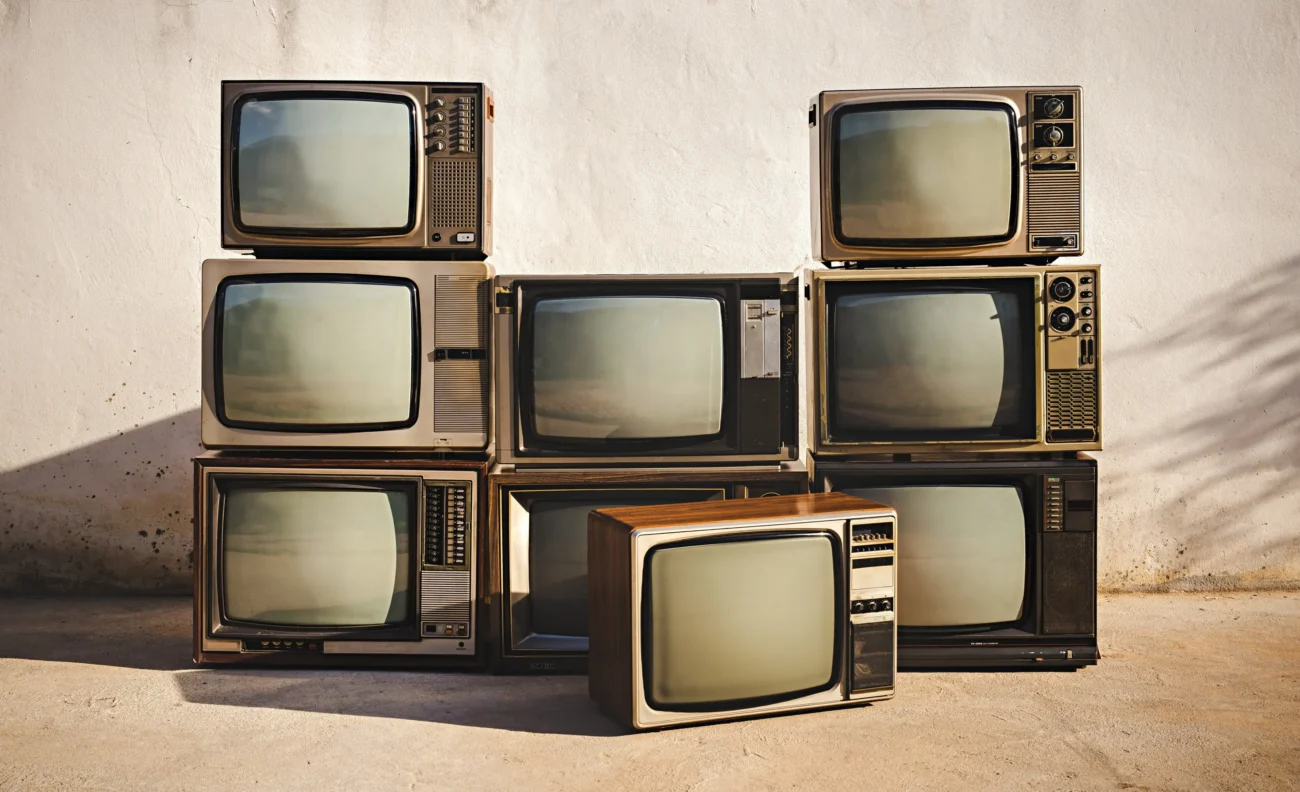 Staré černobílé televize. 