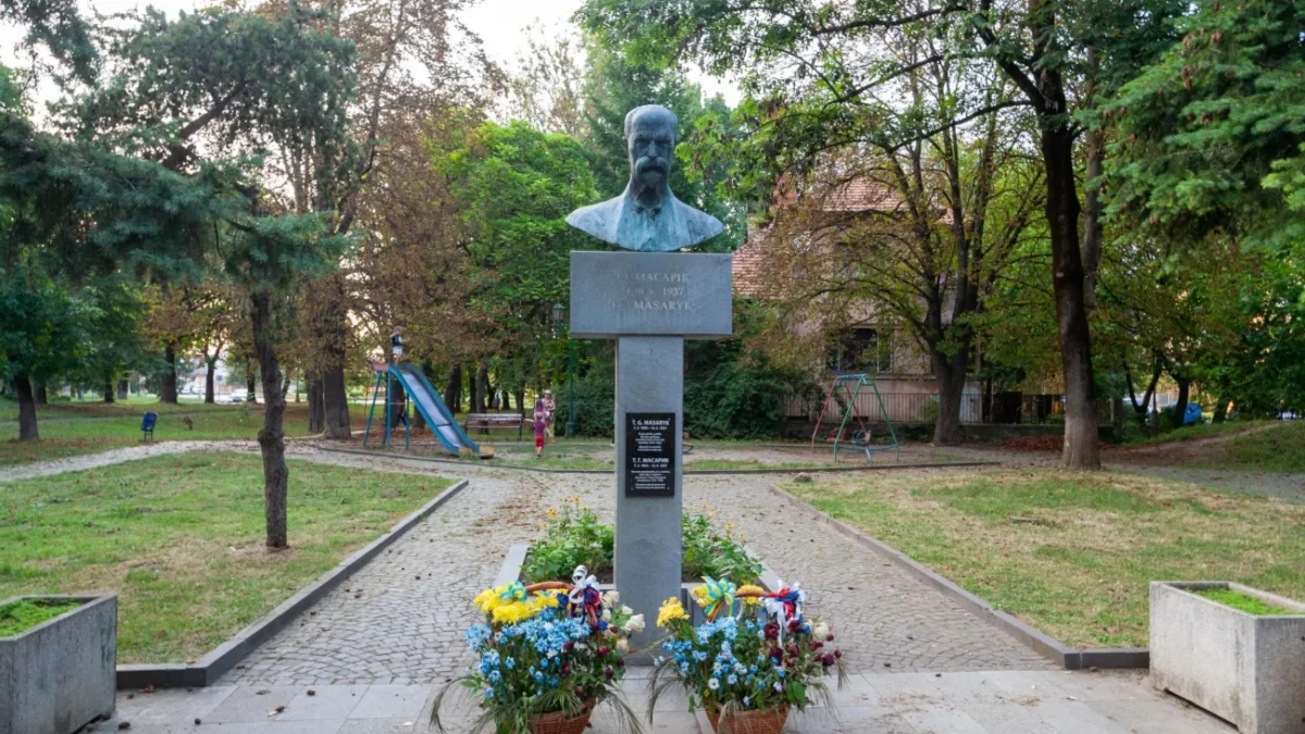 socha s květinami