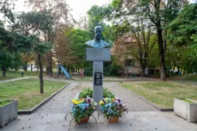 socha s květinami