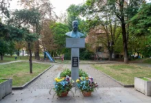 socha s květinami
