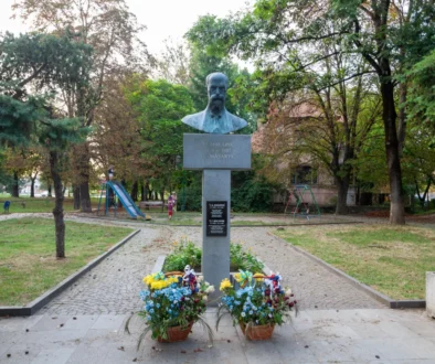 socha s květinami
