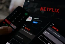 ovladač v ruce pouští netflix