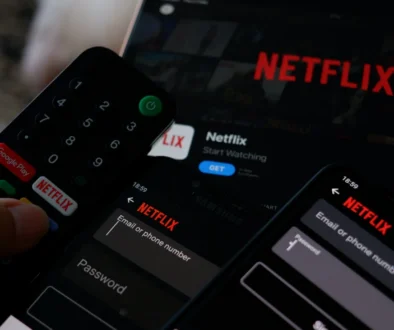 ovladač v ruce pouští netflix
