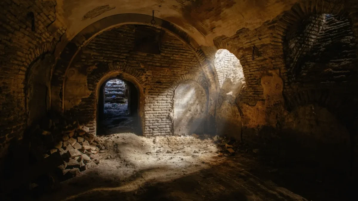 vchod do jeskyně podobná tajemnému prostředí jako v reality show Zrádci