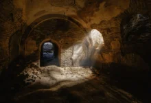 vchod do jeskyně podobná tajemnému prostředí jako v reality show Zrádci