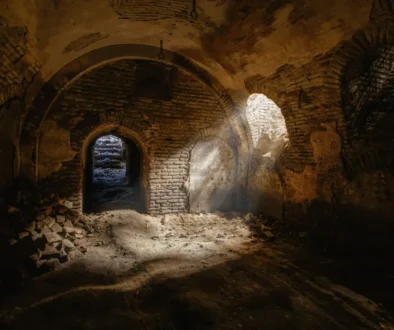 vchod do jeskyně podobná tajemnému prostředí jako v reality show Zrádci