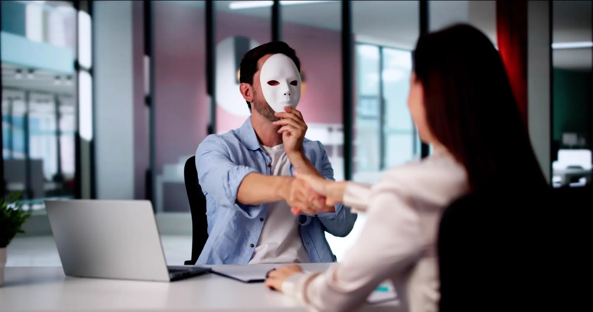 Zrádce... | TVGURU.cz Zrádce...