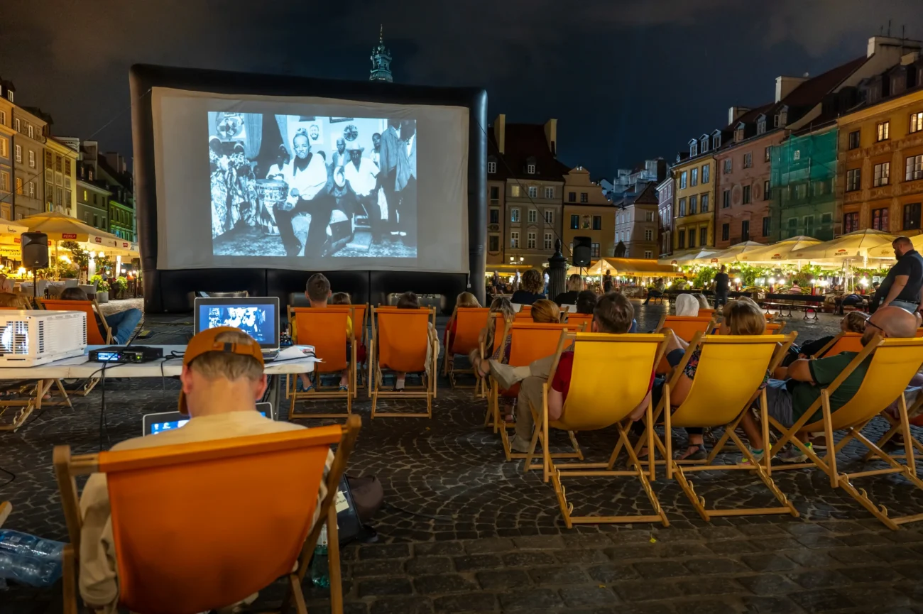 V soutěži jsou důležité i filmové znalosti. Zdroj: Shutterstock | TVGURU.cz Židle v kině.
