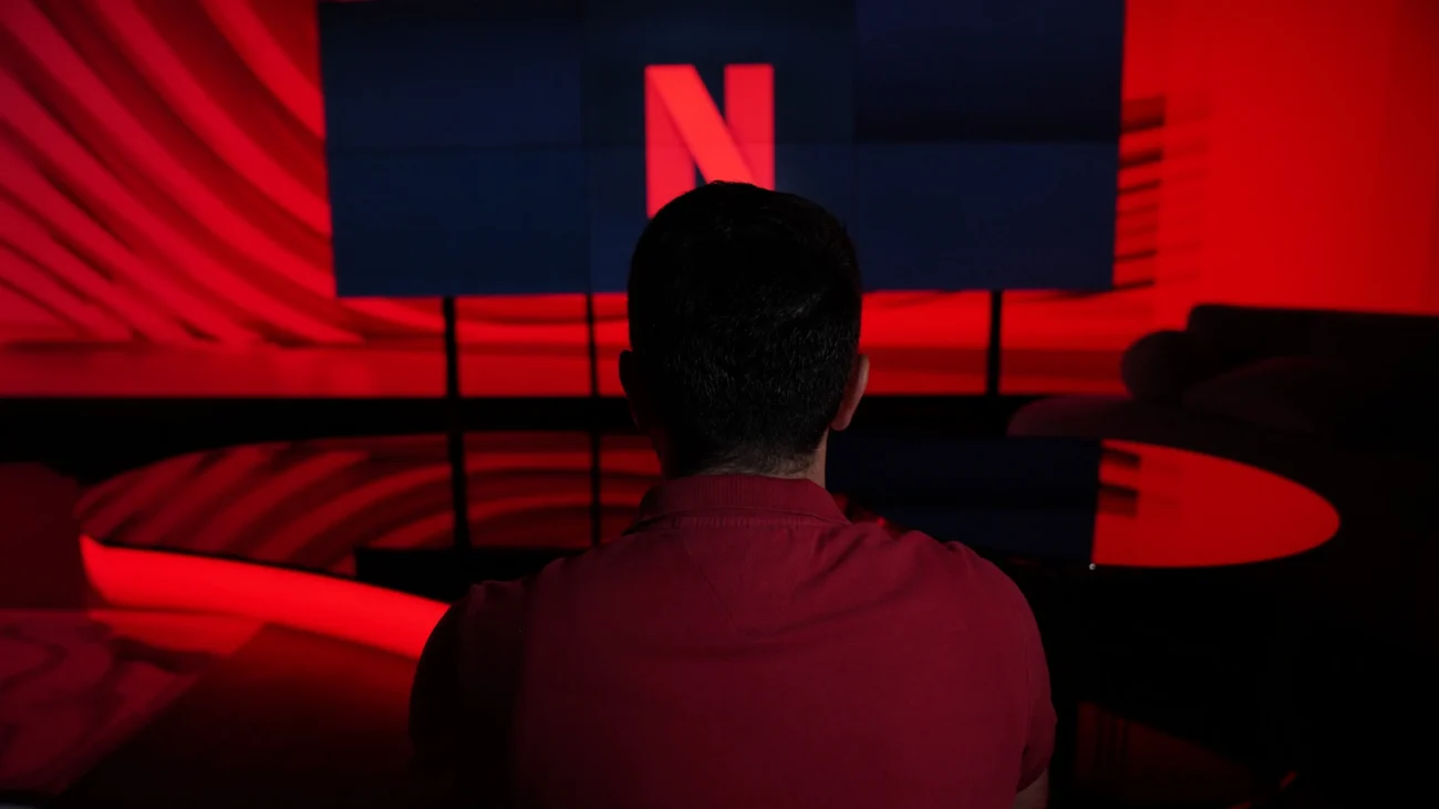 Netflix se brzy rozloučí s dalším seriálem. Zdroj: Shutterstock | TVGURU.cz Člověk sedící u Netflixu.