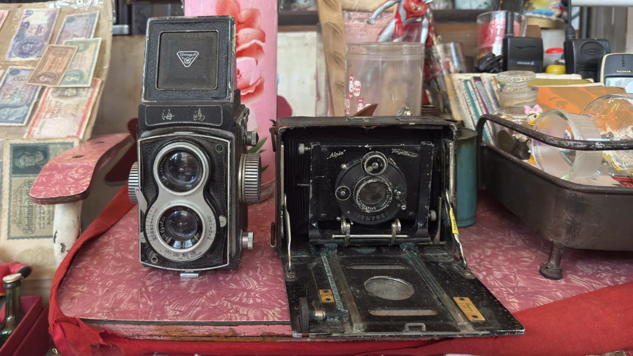 V bazarech a na burzách lze nalézt mnoho předmětů z minulého století. Zdroj: Shutterstock | TVGURU.cz Retro bazar.