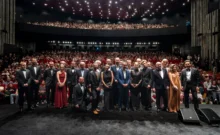 Lidé stojící v divadle