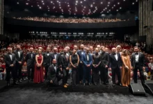 Lidé stojící v divadle