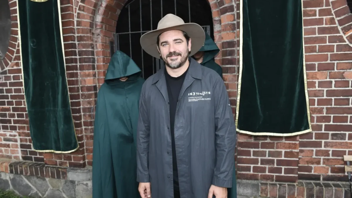 Vojtěch Kotek stojící v plášti.