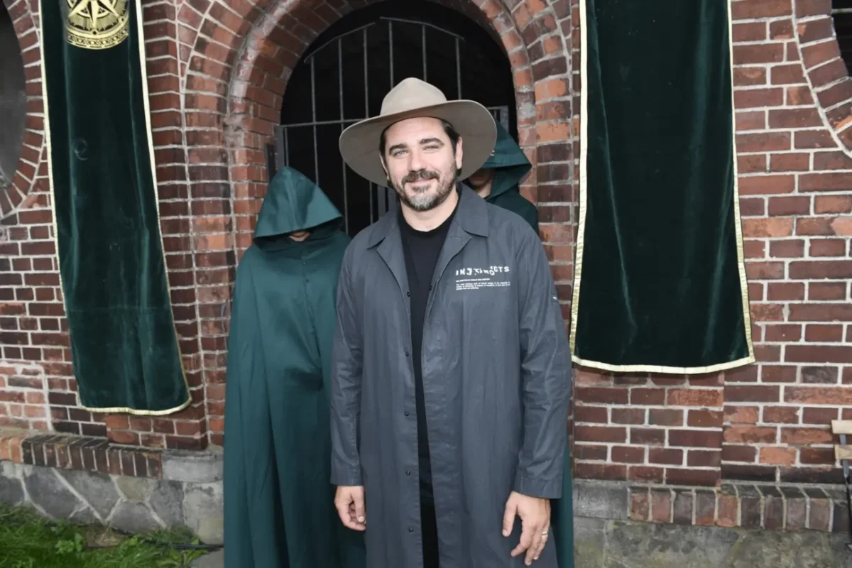 Vojtěch Kotek stojící v plášti.