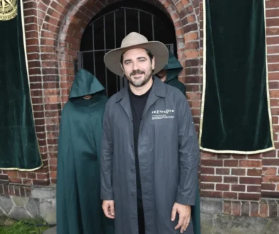 Vojtěch Kotek stojící v plášti.