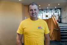 muž ve žlutém triku