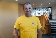 muž ve žlutém triku