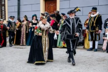 žena a muž v kostýmech