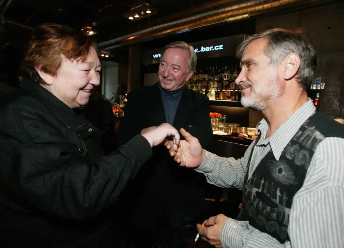 Jaroslava Hanušová s Jiřím Lábusem a Oldřichem Kaiserem - večer v klubu v civilu. Usmívají se, společenské setkání
