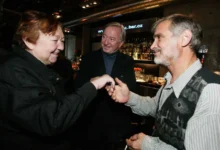 Jaroslava Hanušová s Jiřím Lábusem a Oldřichem Kaiserem - večer v klubu v civilu. Usmívají se, společenské setkání