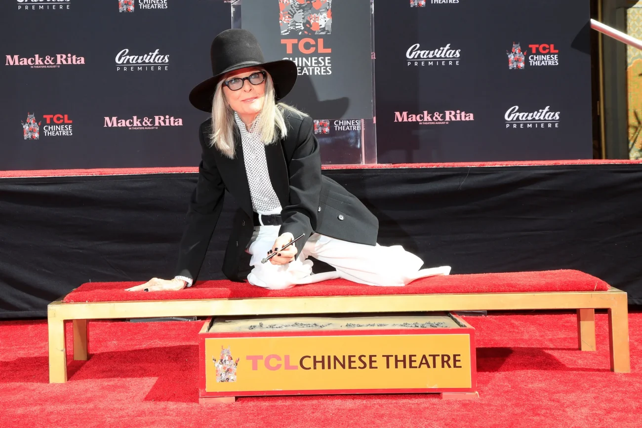 Diane Keaton na červeném koberci v krásném oblečení