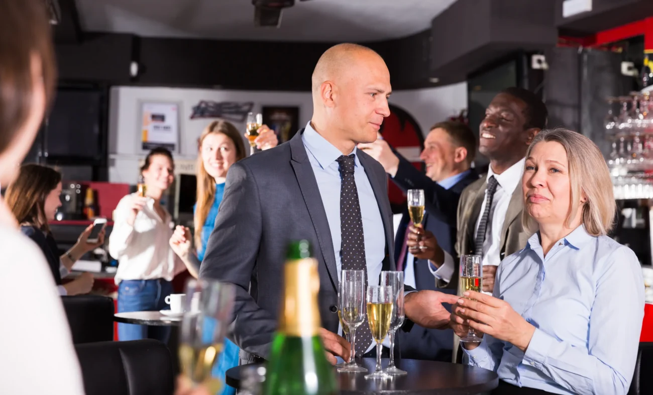 shutterstock_1811581618-2 | TVGURU.cz Lidé jsou na party a popíjí alkohol.